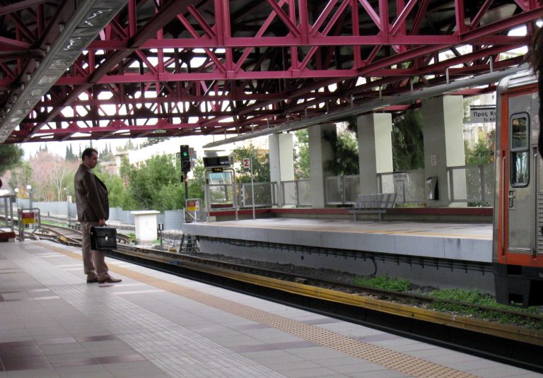 Είχε πρόβλημα όρασης και έπεσε στις γραμμές του ΗΣΑΠ | Newsit.gr Είχε πρόβλημα όρασης και έπεσε στις γραμμές του ΗΣΑΠ | Newsit.gr