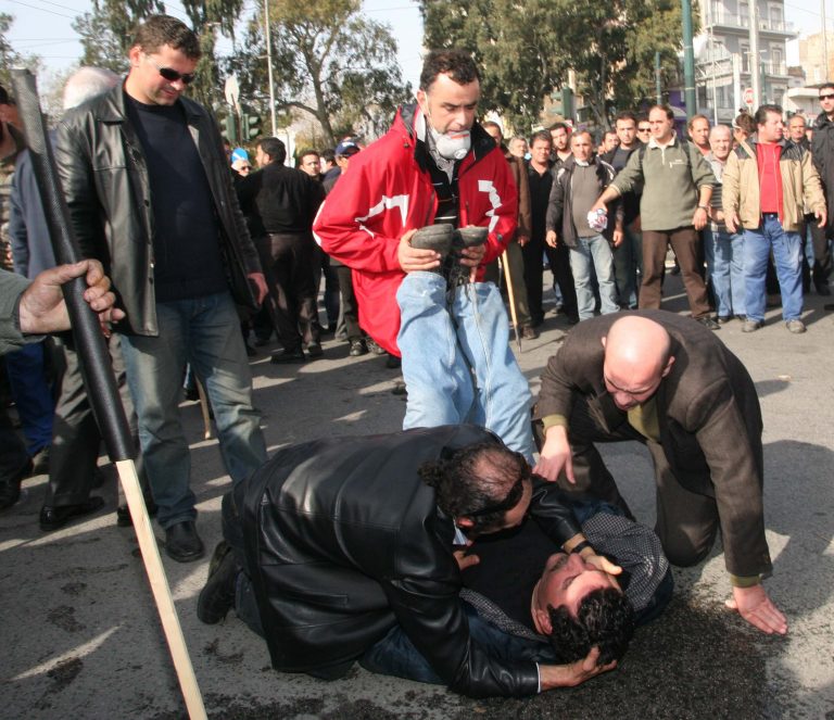 Ηράκλειο: Άγριο ξύλο μεταξύ αγροτών-Οι γροθιές ξεκίνησαν με μία ερώτηση! | Newsit.gr Ηράκλειο: Άγριο ξύλο μεταξύ αγροτών-Οι γροθιές ξεκίνησαν με μία ερώτηση! | Newsit.gr