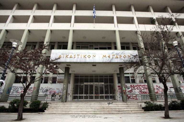 Λάρισα: Δικάζονται με τον αντιτρομοκρατικό νόμο 11 ανήλικοι | Newsit.gr Λάρισα: Δικάζονται με τον αντιτρομοκρατικό νόμο 11 ανήλικοι | Newsit.gr