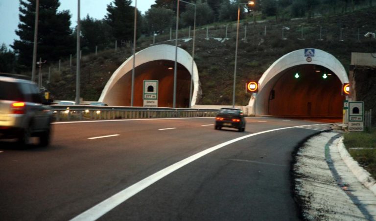 Φθιώτιδα: Αυτοκίνητο λαμπάδιασε σε σήραγγα της ΠΑΘΕ! | Newsit.gr Φθιώτιδα: Αυτοκίνητο λαμπάδιασε σε σήραγγα της ΠΑΘΕ! | Newsit.gr