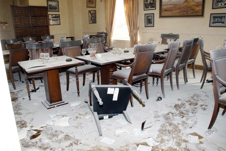 Θεσσαλονίκη: Τα έσπασαν κουκουλοφόροι στο πανεπιστήμιο Μακεδονίας | Newsit.gr Θεσσαλονίκη: Τα έσπασαν κουκουλοφόροι στο πανεπιστήμιο Μακεδονίας | Newsit.gr