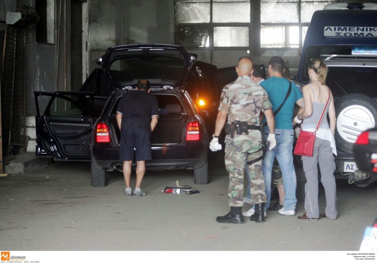 Καβάλα: Χειροπέδες και στους 4 επιβάτες του αυτοκινήτου | Newsit.gr Καβάλα: Χειροπέδες και στους 4 επιβάτες του αυτοκινήτου | Newsit.gr