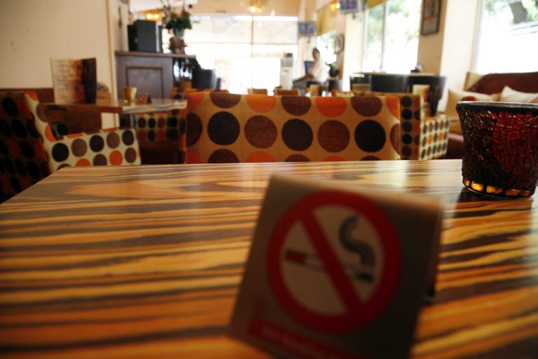 Γιάννενα: Κατέβασαν ρολά για τον αντικαπνιστικό νόμο! | Newsit.gr Γιάννενα: Κατέβασαν ρολά για τον αντικαπνιστικό νόμο! | Newsit.gr