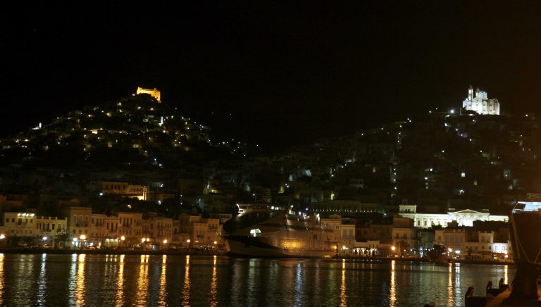 Σύρος: Η λησταρχίνα την πάτησε εν πλω, την ώρα που πίστευε ότι είχε γλιτώσει! | Newsit.gr Σύρος: Η λησταρχίνα την πάτησε εν πλω, την ώρα που πίστευε ότι είχε γλιτώσει! | Newsit.gr