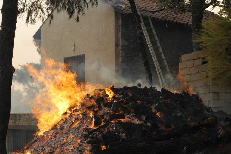 Κρήτη: Η φωτιά επεκτάθηκε και απείλησε σπίτια! | Newsit.gr Κρήτη: Η φωτιά επεκτάθηκε και απείλησε σπίτια! | Newsit.gr