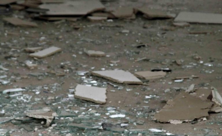 Καμένα Βούρλα: Έσπασαν με βαριοπούλες τη τζαμαρία κοσμηματοπωλείου για να το «αδειάσουν» | Newsit.gr Καμένα Βούρλα: Έσπασαν με βαριοπούλες τη τζαμαρία κοσμηματοπωλείου για να το «αδειάσουν» | Newsit.gr