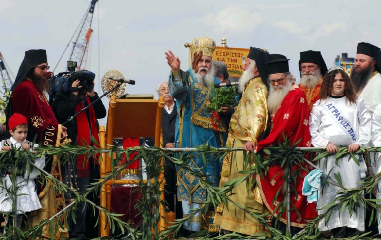 Αφιέρωμα στα Φώτα – Κάλαντα και αντίο καλλικάντζαροι | Newsit.gr Αφιέρωμα στα Φώτα – Κάλαντα και αντίο καλλικάντζαροι | Newsit.gr
