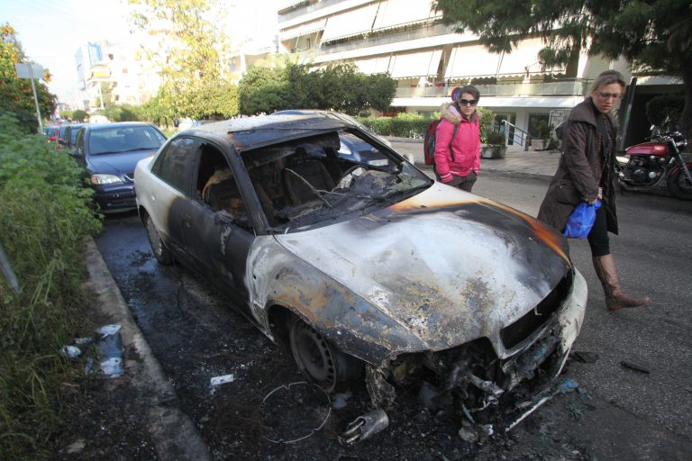 Πάτρα: Αυτοκίνητο έγινε στάχτη | Newsit.gr Πάτρα: Αυτοκίνητο έγινε στάχτη | Newsit.gr