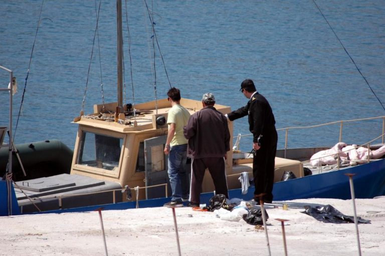 Λέσβος: Μετανάστες βύθισαν μόνοι τους το σκάφος με κίνδυνο της ζωής τους | Newsit.gr Λέσβος: Μετανάστες βύθισαν μόνοι τους το σκάφος με κίνδυνο της ζωής τους | Newsit.gr