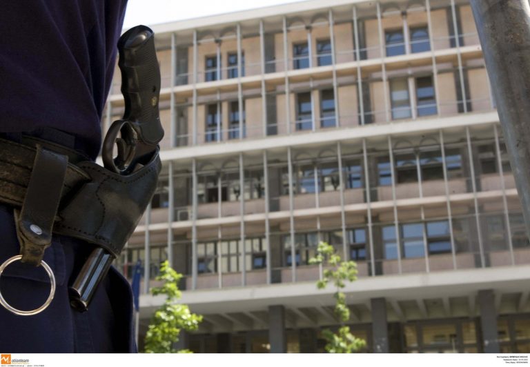 Θεσσαλονίκη: Εκκενώθηκε το δικαστικό μέγαρο – Απειλή με αναφορά στην Πόλα Ρούπα! | Newsit.gr Θεσσαλονίκη: Εκκενώθηκε το δικαστικό μέγαρο – Απειλή με αναφορά στην Πόλα Ρούπα! | Newsit.gr