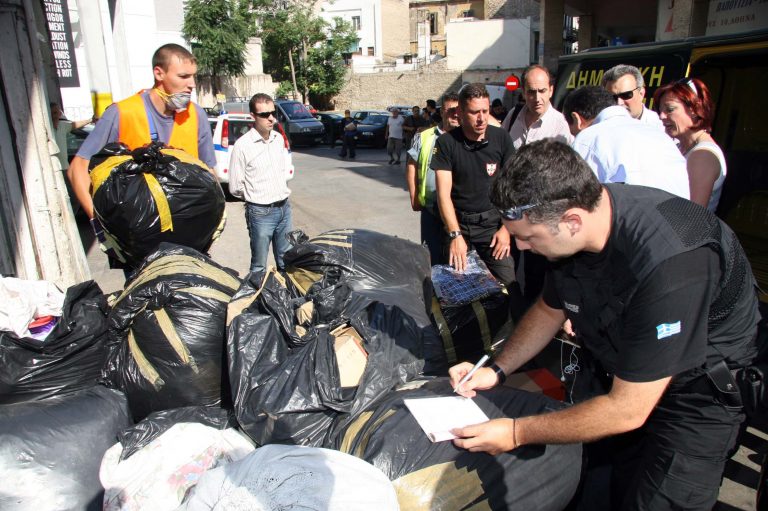Χανιά: Χτύπημα στο παραεμπόριο – Βρήκαν από γυαλιά μέχρι ρούχα, ρολόγια και παιχνίδια! | Newsit.gr Χανιά: Χτύπημα στο παραεμπόριο – Βρήκαν από γυαλιά μέχρι ρούχα, ρολόγια και παιχνίδια! | Newsit.gr