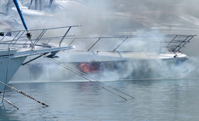 Πυρκαγιές σε σκάφη σε Κρήτη και Ωρωπό | Newsit.gr Πυρκαγιές σε σκάφη σε Κρήτη και Ωρωπό | Newsit.gr