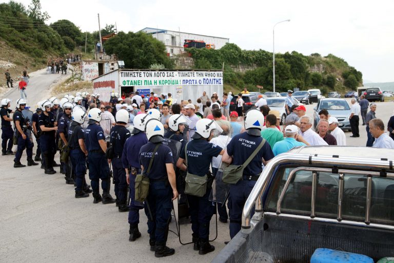Πάτρα: Αγανακτισμένοι κάτοικοι απέκλεισαν τον ΧΥΤΑ στην Ξερόλακκα | Newsit.gr Πάτρα: Αγανακτισμένοι κάτοικοι απέκλεισαν τον ΧΥΤΑ στην Ξερόλακκα | Newsit.gr