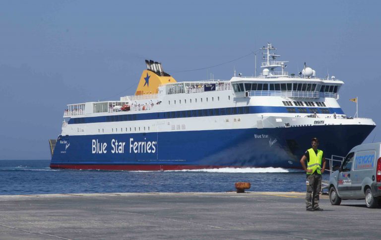 Νάξος: Λαχτάρησαν οι επιβάτες του Blue Star Paros | Newsit.gr Νάξος: Λαχτάρησαν οι επιβάτες του Blue Star Paros | Newsit.gr