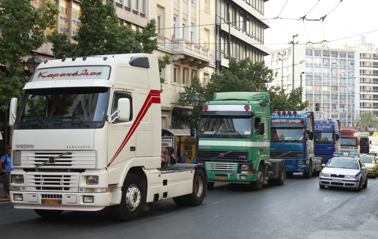 Πάτρα: «Εγκλωβίστηκε» ανάμεσα σε δύο νταλίκες! | Newsit.gr Πάτρα: «Εγκλωβίστηκε» ανάμεσα σε δύο νταλίκες! | Newsit.gr