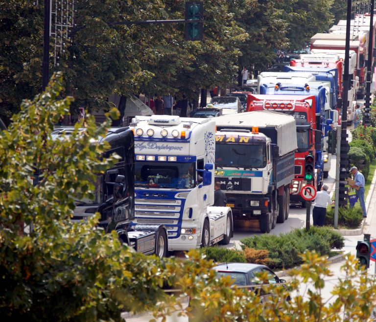 Φθιώτιδα:»Ίσως πρέπει να τους δείρουμε» λένε οι φορτηγατζήδες! | Newsit.gr Φθιώτιδα:»Ίσως πρέπει να τους δείρουμε» λένε οι φορτηγατζήδες! | Newsit.gr