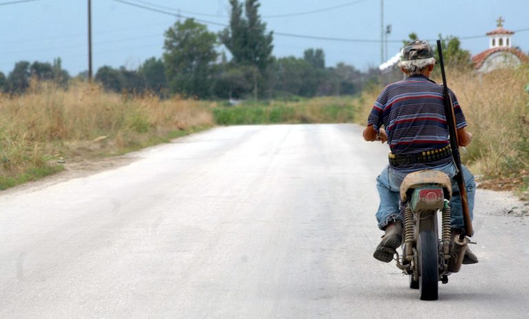 Θεσπρωτία:Δεν κατάλαβε τη γυναίκα του, που έπεσε από τη μηχανή και συνέχισε! | Newsit.gr Θεσπρωτία:Δεν κατάλαβε τη γυναίκα του, που έπεσε από τη μηχανή και συνέχισε! | Newsit.gr