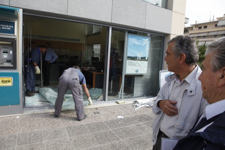 Πτολεμαϊδα: Άγρια ληστεία με καλάσνικοφ και επεισοδιακή διαφυγή! | Newsit.gr Πτολεμαϊδα: Άγρια ληστεία με καλάσνικοφ και επεισοδιακή διαφυγή! | Newsit.gr