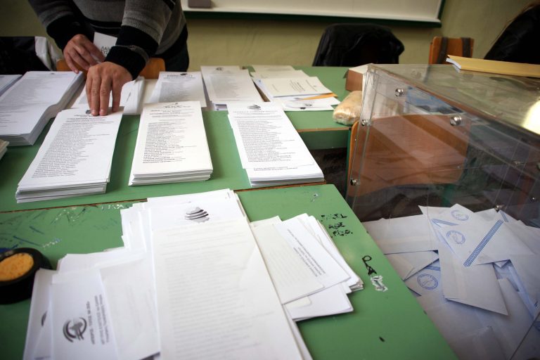 Μυτιλήνη: Την ώρα της καταμέτρησης, έβαζε σταυρούς στον εαυτό του! | Newsit.gr Μυτιλήνη: Την ώρα της καταμέτρησης, έβαζε σταυρούς στον εαυτό του! | Newsit.gr