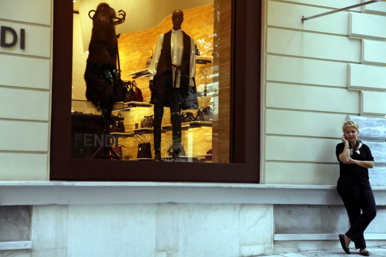 Πάτρα: Τα δύο φιλαράκια »ψώνιζαν» πανάκριβα ρούχα τις μεταμεσονύκτιες ώρες! | Newsit.gr Πάτρα: Τα δύο φιλαράκια »ψώνιζαν» πανάκριβα ρούχα τις μεταμεσονύκτιες ώρες! | Newsit.gr