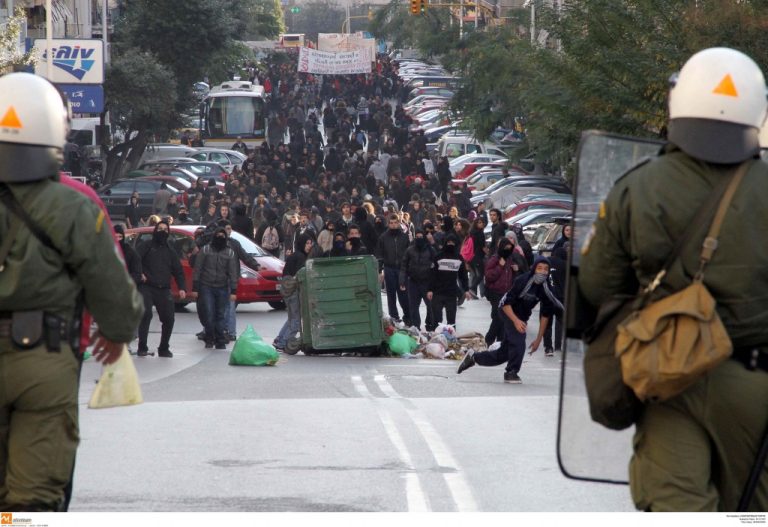 Θεσσαλονίκη: Πετροπόλεμος, ζημιές και οδοφράγματα! | Newsit.gr Θεσσαλονίκη: Πετροπόλεμος, ζημιές και οδοφράγματα! | Newsit.gr