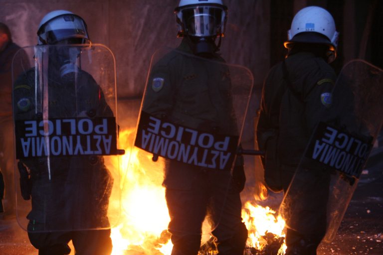Χανιά: Χτύπησαν αστυνομικούς και έβαλαν φωτιές σε κάδους! | Newsit.gr Χανιά: Χτύπησαν αστυνομικούς και έβαλαν φωτιές σε κάδους! | Newsit.gr