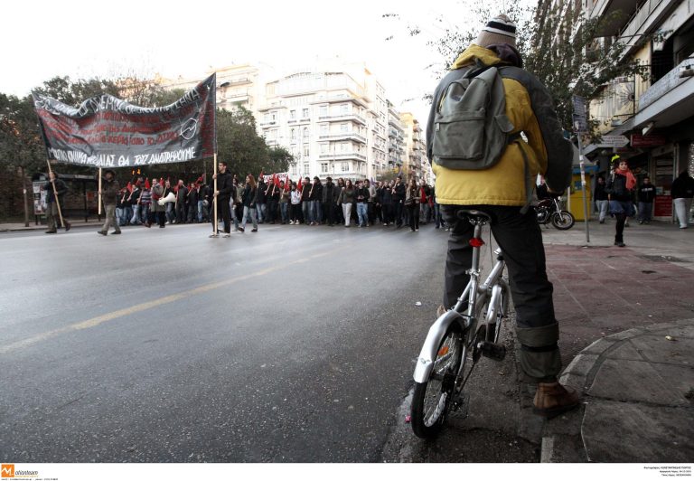 Πορεία της Ένωσης Δημοσιοϋπαλληλικών Οργανώσεων Θεσσαλονίκης | Newsit.gr Πορεία της Ένωσης Δημοσιοϋπαλληλικών Οργανώσεων Θεσσαλονίκης | Newsit.gr