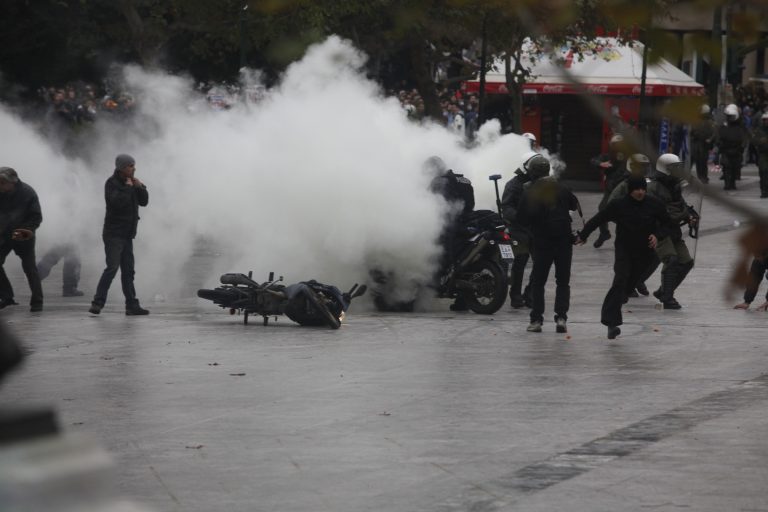Θεσσαλονίκη: Η πορεία της οργής – Τραυματισμοί και ζημιές σε καταστήματα! | Newsit.gr Θεσσαλονίκη: Η πορεία της οργής – Τραυματισμοί και ζημιές σε καταστήματα! | Newsit.gr