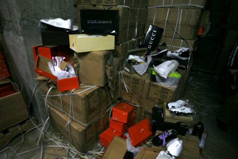 4 αποθήκες με χιλιάδες προϊόντα ξεσκέπασαν στο κέντρο της Αθήνας | Newsit.gr 4 αποθήκες με χιλιάδες προϊόντα ξεσκέπασαν στο κέντρο της Αθήνας | Newsit.gr