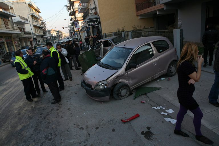 Θεσσαλονίκη: Αυτοκίνητο »καρφώθηκε» σε κολώνα της ΔΕΗ! | Newsit.gr Θεσσαλονίκη: Αυτοκίνητο »καρφώθηκε» σε κολώνα της ΔΕΗ! | Newsit.gr