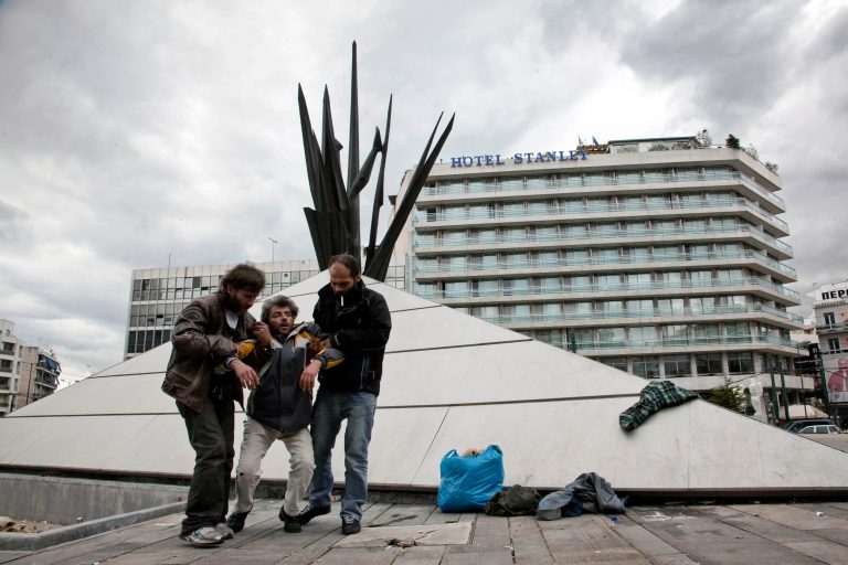 Τον λίντσαραν στη μέση κεντρικής πλατείας της Πάτρας! | Newsit.gr Τον λίντσαραν στη μέση κεντρικής πλατείας της Πάτρας! | Newsit.gr