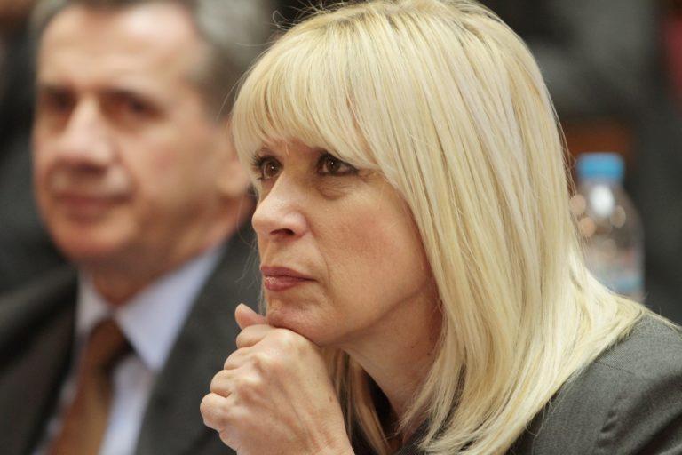 Λιβαδειά: Πολίτες επιτέθηκαν στην βουλευτή Τσόνογλου – Φύγε από εδώ είσαι ανεπιθύμητη! – video | Newsit.gr Λιβαδειά: Πολίτες επιτέθηκαν στην βουλευτή Τσόνογλου – Φύγε από εδώ είσαι ανεπιθύμητη! – video | Newsit.gr