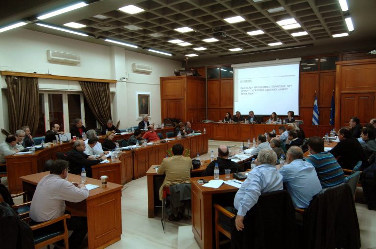 Τρίκαλα: Έκαναν έφοδο με πλακάτ στο δημοτικό συμβούλιο! | Newsit.gr Τρίκαλα: Έκαναν έφοδο με πλακάτ στο δημοτικό συμβούλιο! | Newsit.gr