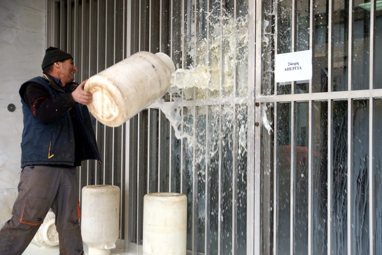 Ηράκλειο: Έχυσαν το γάλα στην Περιφέρεια – Δείτε το βίντεο | Newsit.gr Ηράκλειο: Έχυσαν το γάλα στην Περιφέρεια – Δείτε το βίντεο | Newsit.gr