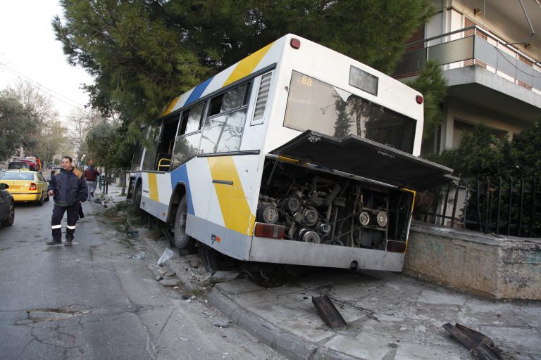 Θεσσαλονίκη: Αιματηρή σύγκρουση λεωφορείου με αυτοκίνητο – Νεκρός ο οδηγός του ΙΧ! | Newsit.gr Θεσσαλονίκη: Αιματηρή σύγκρουση λεωφορείου με αυτοκίνητο – Νεκρός ο οδηγός του ΙΧ! | Newsit.gr