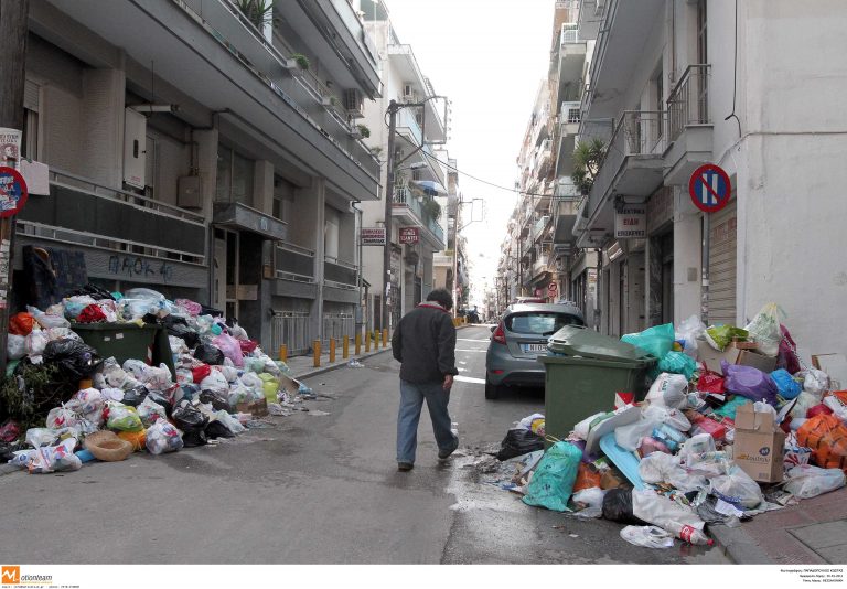 Αχαϊα: Ξεναγούν τουρίστες μέσα στα σκουπίδια! | Newsit.gr Αχαϊα: Ξεναγούν τουρίστες μέσα στα σκουπίδια! | Newsit.gr