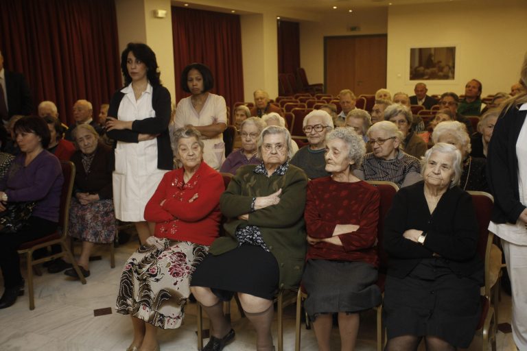 Άμφισσα: Έκλεισαν ένα χρόνο απλήρωτοι, οι εργαζόμενοι του γηροκομείου! | Newsit.gr Άμφισσα: Έκλεισαν ένα χρόνο απλήρωτοι, οι εργαζόμενοι του γηροκομείου! | Newsit.gr