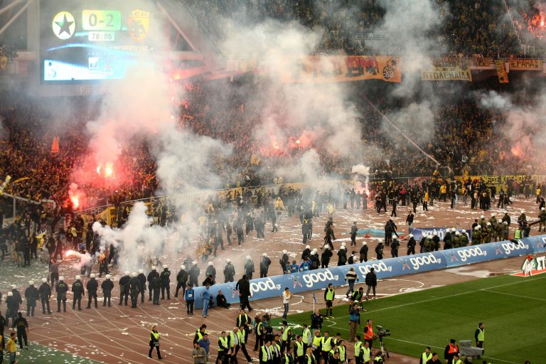 Οι κάμερες του ΟΑΚΑ κατέγραψαν τους χούλιγκαν να μοιράζουν… πυρομαχικά | Newsit.gr Οι κάμερες του ΟΑΚΑ κατέγραψαν τους χούλιγκαν να μοιράζουν… πυρομαχικά | Newsit.gr