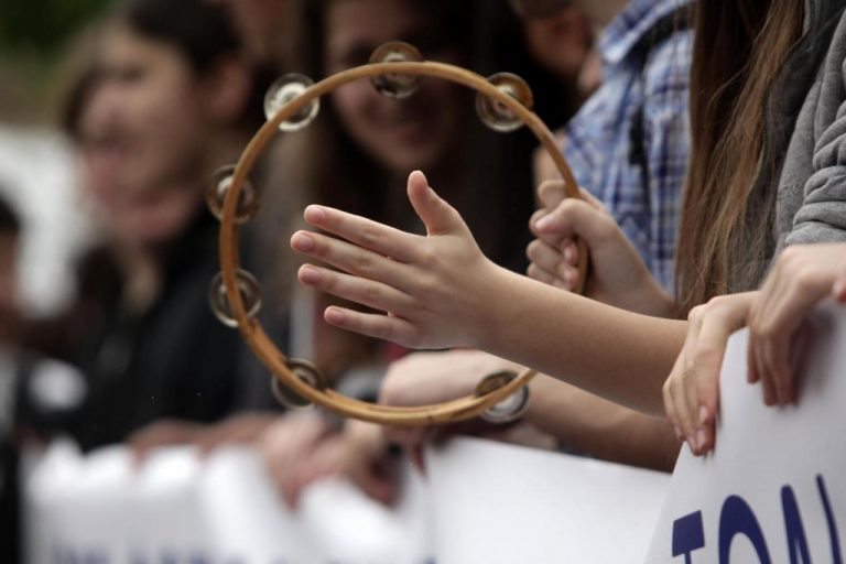 Μουσική διαμαρτυρία στην Περιφέρεια Κεντρικής Μακεδονίας | Newsit.gr Μουσική διαμαρτυρία στην Περιφέρεια Κεντρικής Μακεδονίας | Newsit.gr