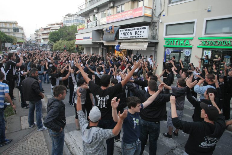 Οπαδοί του ΟΦΗ απέκλεισαν το λιμάνι για τρίτο συνεχόμενο βράδυ | Newsit.gr Οπαδοί του ΟΦΗ απέκλεισαν το λιμάνι για τρίτο συνεχόμενο βράδυ | Newsit.gr