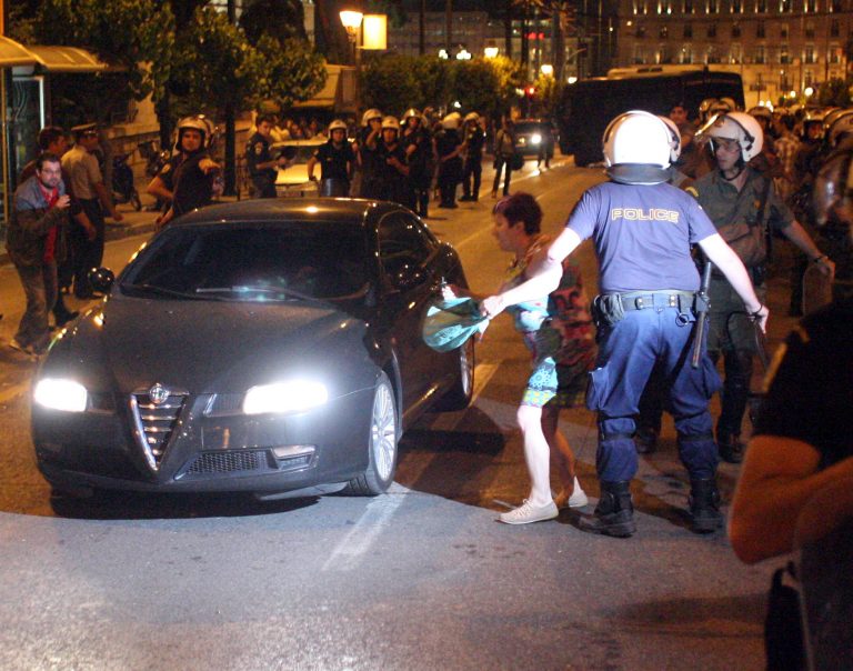 Οι βουλευτές τσακώνονται μεταξύ τους για τις επιθέσεις εναντίον τους! | Newsit.gr Οι βουλευτές τσακώνονται μεταξύ τους για τις επιθέσεις εναντίον τους! | Newsit.gr