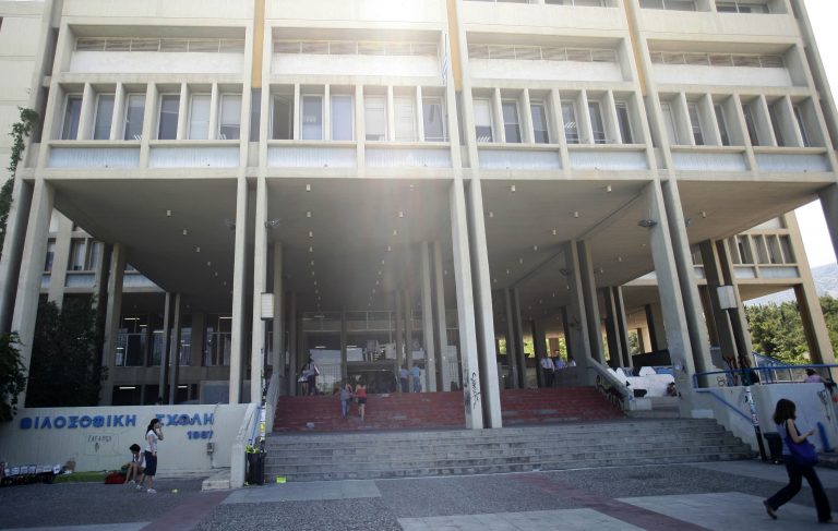 Φοιτητές κράτησαν ομήρους τα μέλη του Συμβουλίου του Πανεπιστημίου Αθηνών | Newsit.gr Φοιτητές κράτησαν ομήρους τα μέλη του Συμβουλίου του Πανεπιστημίου Αθηνών | Newsit.gr