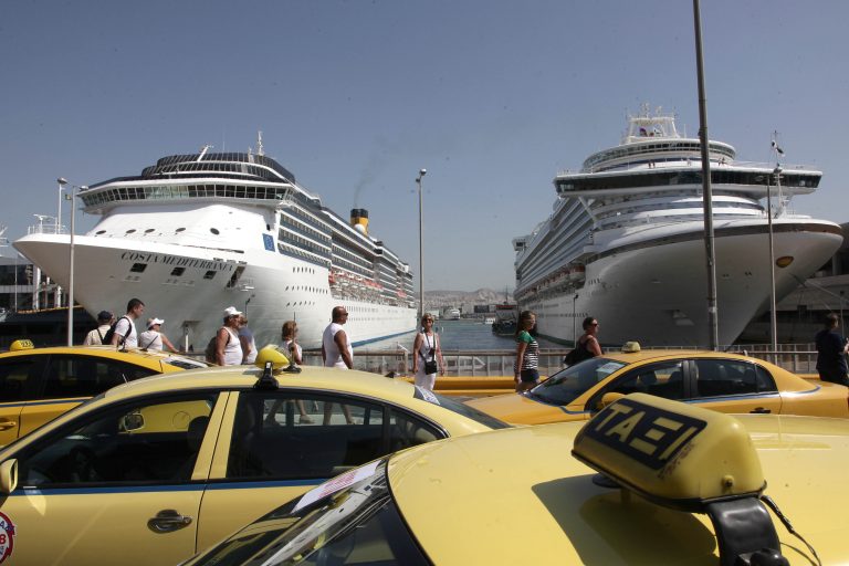 Πάτρα: Αποκλεισμένο το λιμάνι από τους ταξιτζήδες! | Newsit.gr Πάτρα: Αποκλεισμένο το λιμάνι από τους ταξιτζήδες! | Newsit.gr