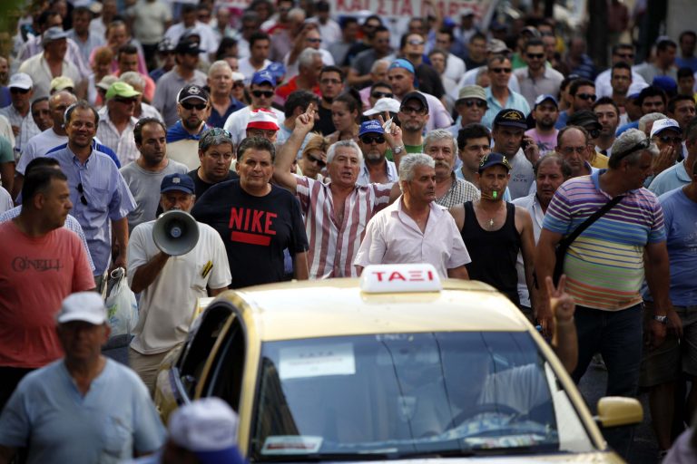 Θεσσαλονίκη: Δικογραφίες σε βάρος 438 ιδιοκτητών ταξί | Newsit.gr Θεσσαλονίκη: Δικογραφίες σε βάρος 438 ιδιοκτητών ταξί | Newsit.gr