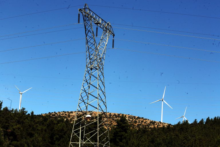 Χανιά:»Πάγωσαν» όταν είδαν τεχνικό της ΔΕΗ να κεραυνοβολείται από ρεύμα! | Newsit.gr Χανιά:»Πάγωσαν» όταν είδαν τεχνικό της ΔΕΗ να κεραυνοβολείται από ρεύμα! | Newsit.gr