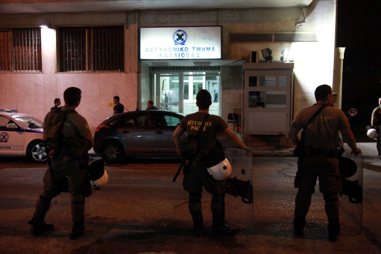 Χανιά: Τον ξυλοκόπησαν οικογενειακώς μέσα σε αστυνομικό τμήμα! | Newsit.gr Χανιά: Τον ξυλοκόπησαν οικογενειακώς μέσα σε αστυνομικό τμήμα! | Newsit.gr