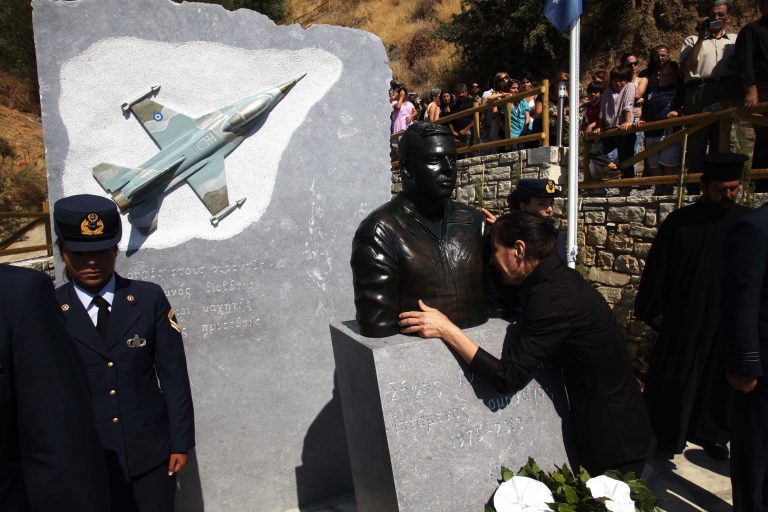 Ηράκλειο: Συγκίνηση στα αποκαλυπτήρια της προτομής του ήρωα πιλότου | Newsit.gr Ηράκλειο: Συγκίνηση στα αποκαλυπτήρια της προτομής του ήρωα πιλότου | Newsit.gr