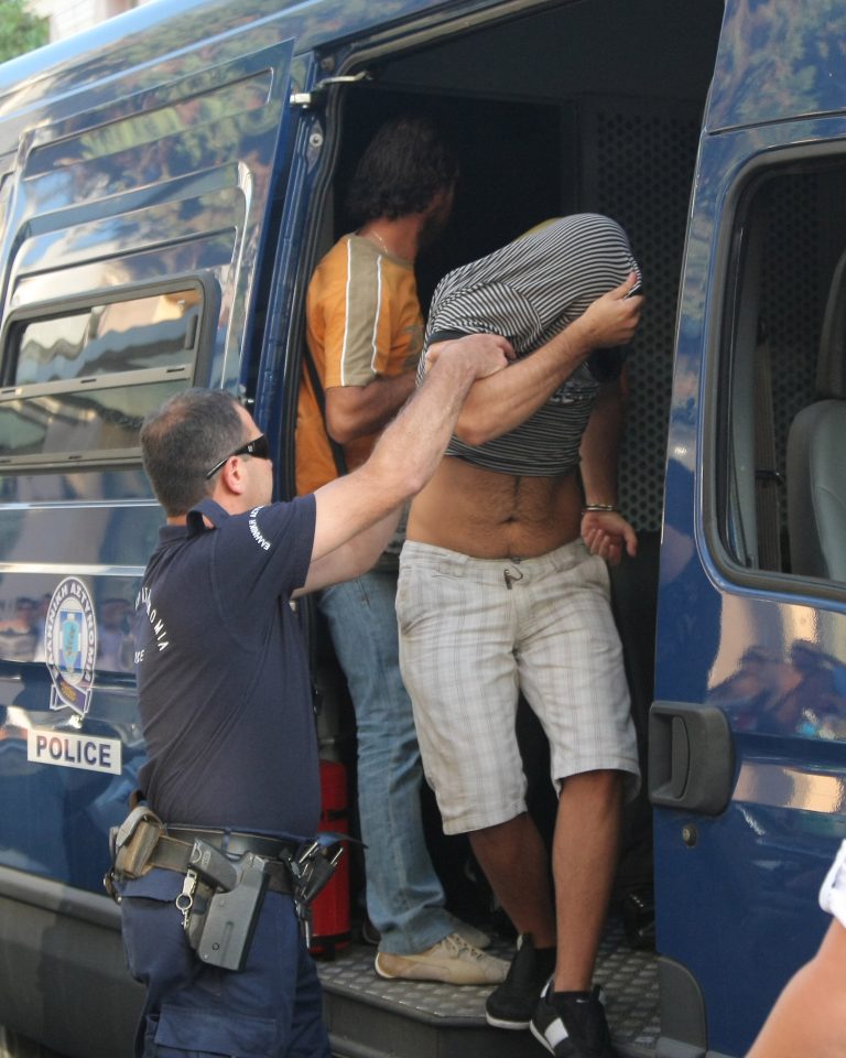 Κρήτη: »Απειλούν ότι θα σκοτώσουν εμένα και την οικογένειά μου»! | Newsit.gr Κρήτη: »Απειλούν ότι θα σκοτώσουν εμένα και την οικογένειά μου»! | Newsit.gr