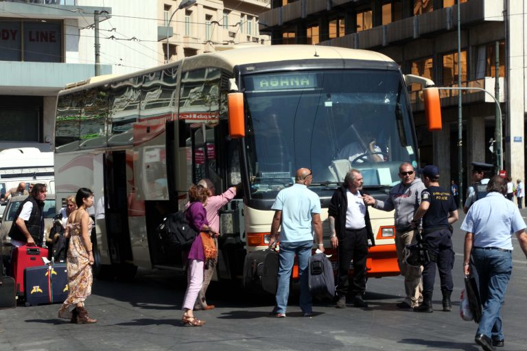 Ζάκυνθος:Επιβάτης λεωφορείου αψήφησε το κρύο και άρχισε να κάνει στριπτίζ! | Newsit.gr Ζάκυνθος:Επιβάτης λεωφορείου αψήφησε το κρύο και άρχισε να κάνει στριπτίζ! | Newsit.gr