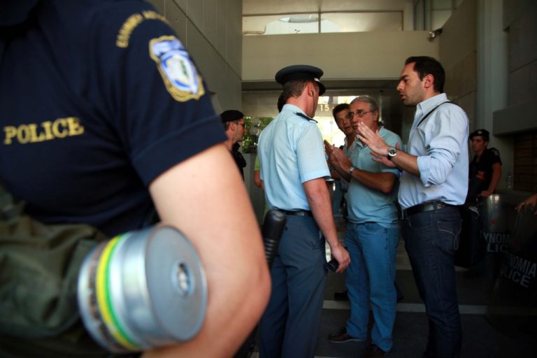Αστυνομικοί πιάστηκαν στα χέρια στο κέντρο της Αθήνας! | Newsit.gr Αστυνομικοί πιάστηκαν στα χέρια στο κέντρο της Αθήνας! | Newsit.gr
